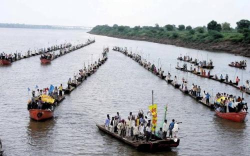 Fishworkers and boatmen assert their right to water and fisheries in Sardar Sarovar. Source: NBA 