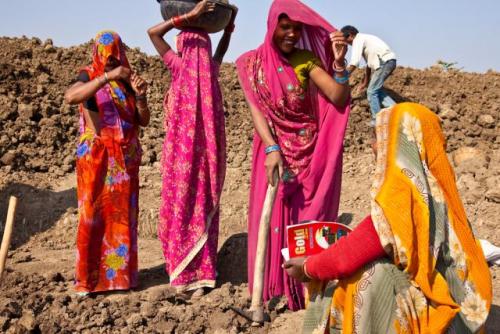 Women workers at a MGNREGA work site. Photo: UN Women/Gaganjit Singh Chandok